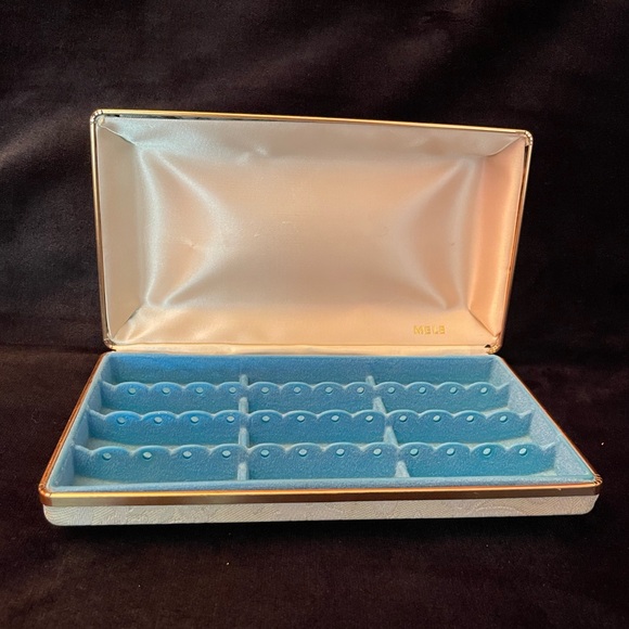 Vintage 1970 Rare Mele White Lacey Floral Hard Cover Travel Jewelry/Cufflink Box - Picture 5 of 6